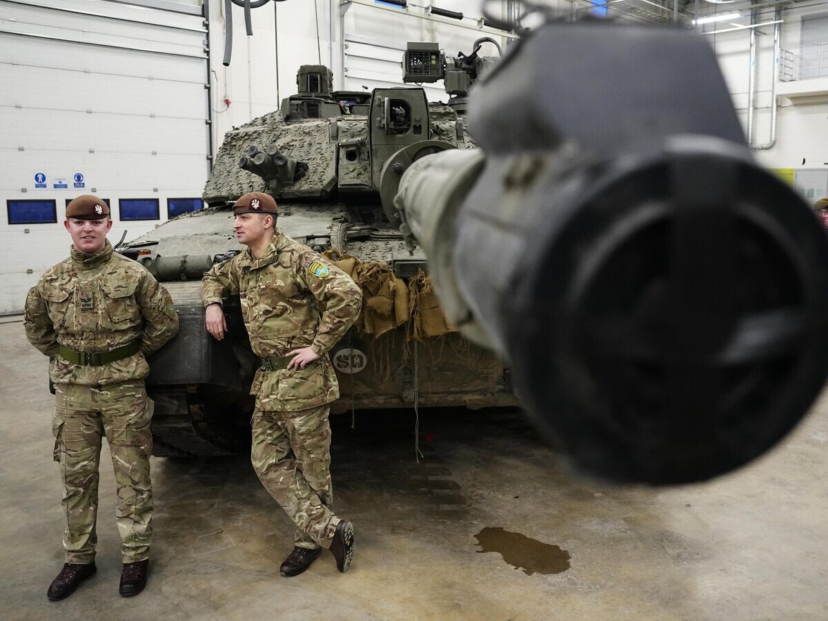    Британские военные стоят рядом с танком Challenger 2 на базе Тапа в Эстонии© AP Photo / Pavel Golovkin