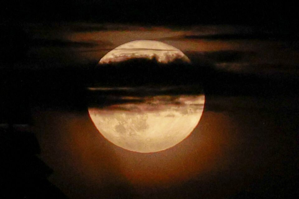    Луна над Барнаулом. Источник: Олег Укладов