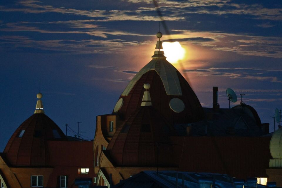    Луна над Барнаулом. Источник: Олег Укладов