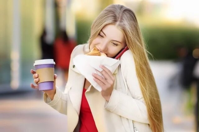    Перекус на ходу может привести к проблемам с пищеварением.