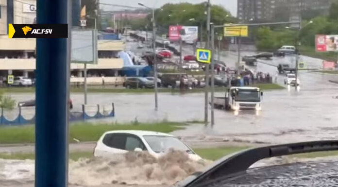    Кольцо у ТРК "Голден Парк" во время ливня. Кадр из видеоролика: vk.com/act54