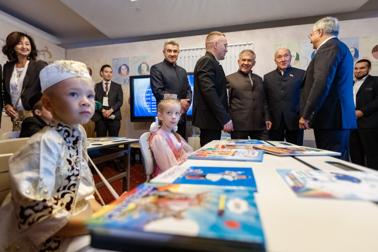    «Я очень благодарна руководителю республиканской комиссии по языкам Марату Готовичу Ахметову за поддержку городских инициатив».   
Фото: «БИЗНЕС Online»