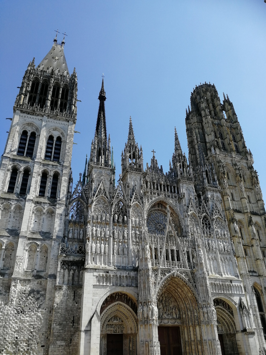 Удивительно, но строительство Собора велось 7 веков! 