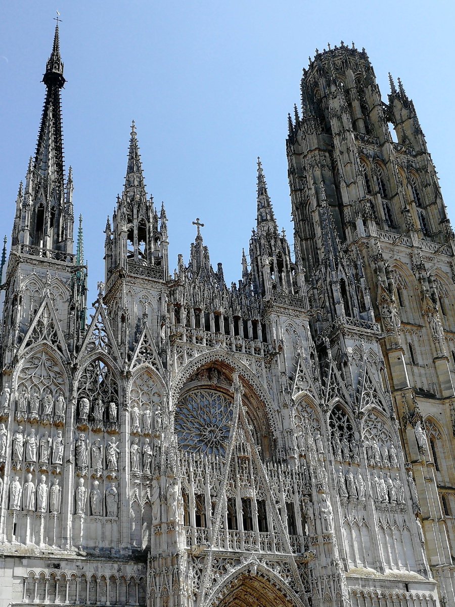 Моне создал около 50 полотен, отображаюих игру света и тени на стенах Собора. 