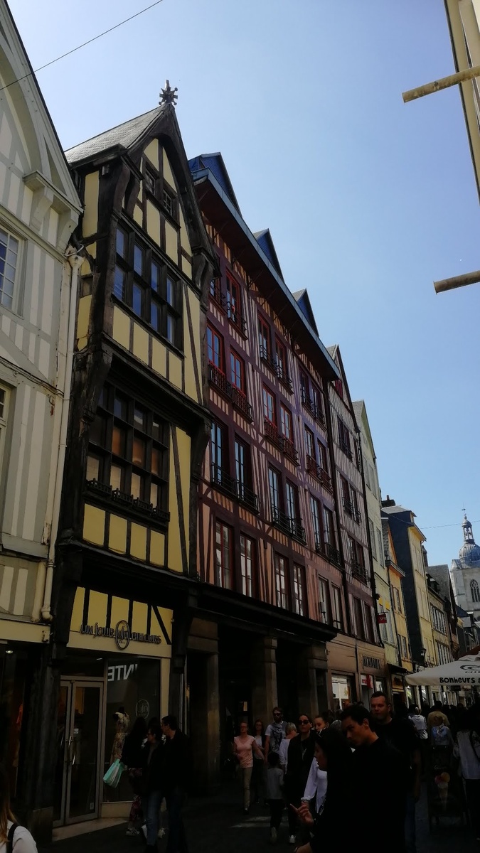 И снова странные домики, похожие на картонные. 