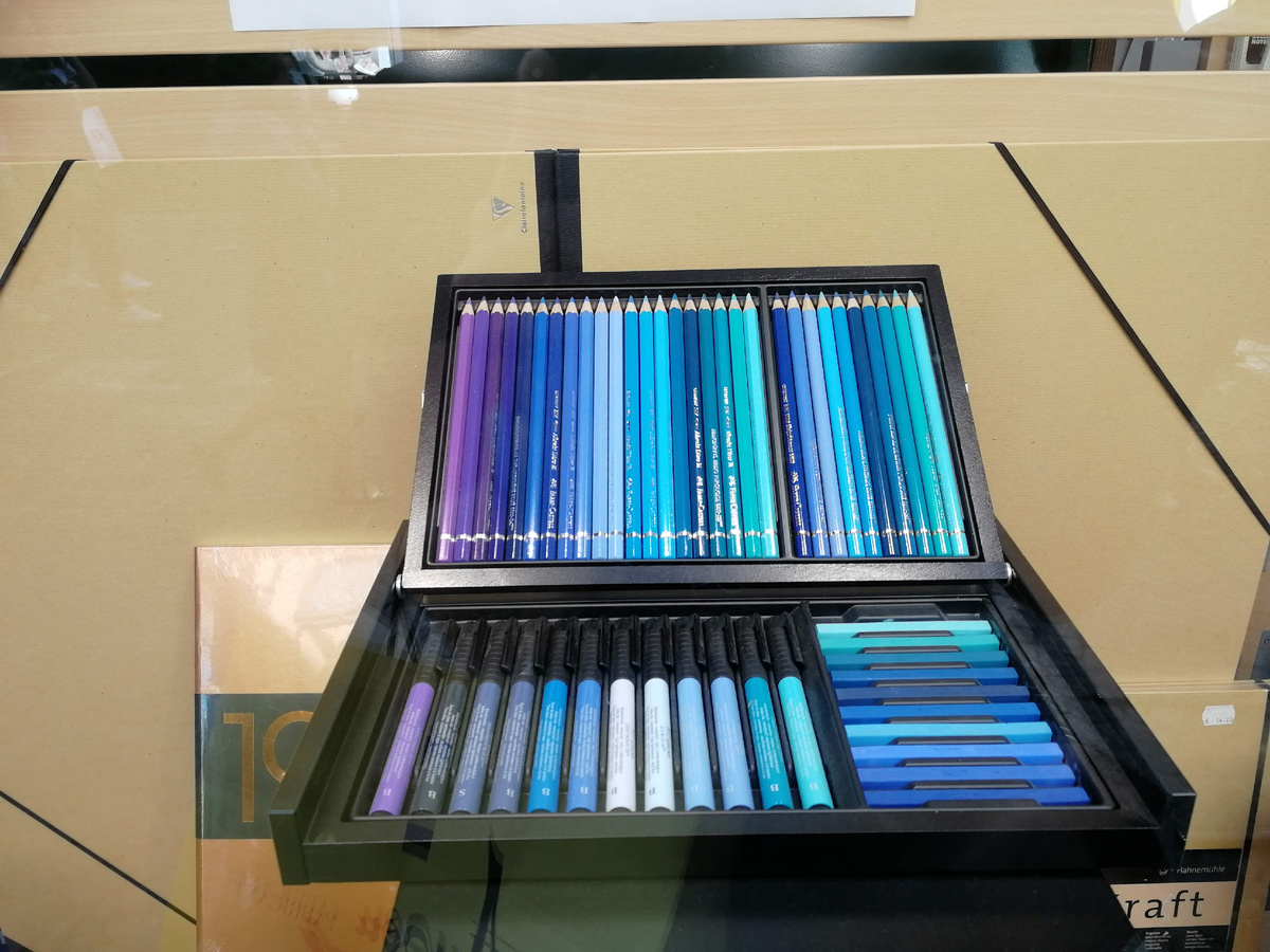 Не знаю, что меня тут привлекло) Красивое сочетание цветов, наверное. 