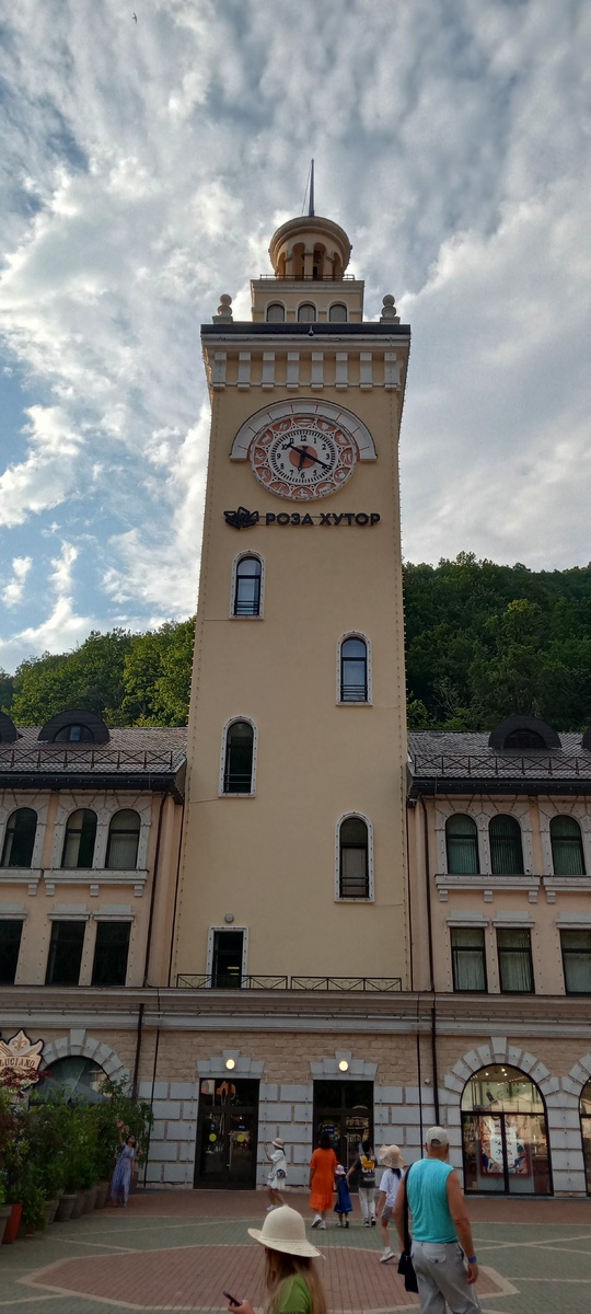 Знаменитая башня с часами. Если пройти чуть дальше налево, то в цокольном этаже здания вы увидите тот самый огромный "аммонит" (бетонный, наверное)), украшающий вход в музей