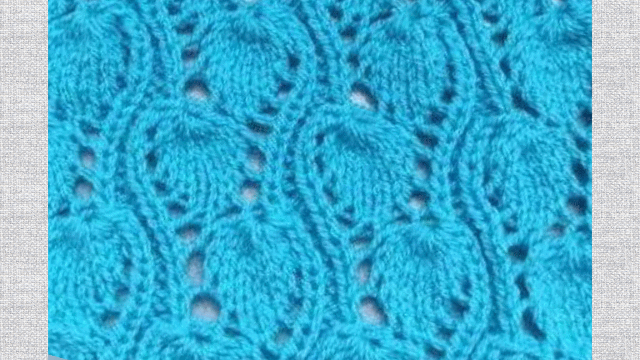 Образец связан из нитей средней толщины.