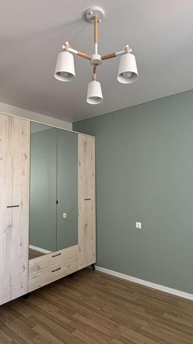 В спальне теперь оливковая стена. Фото автора 