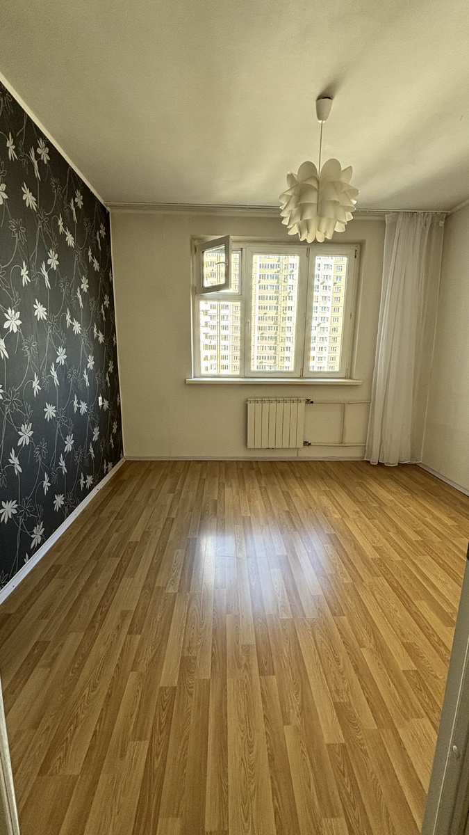 Это детская до ремонта.на фото особо не видно, но везде полуотвалившиеся  обои и желтые потолки
