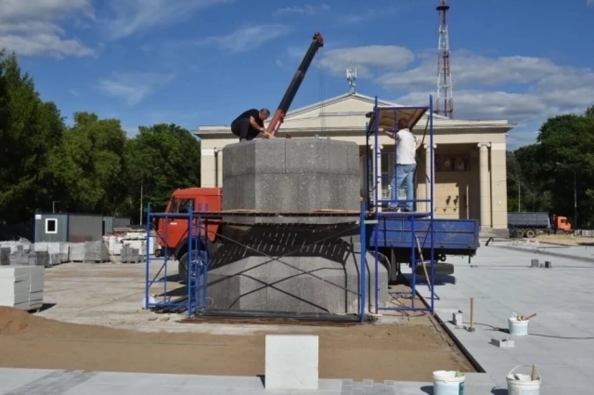    Подрядчик установил постамент для памятника Александру Невскому