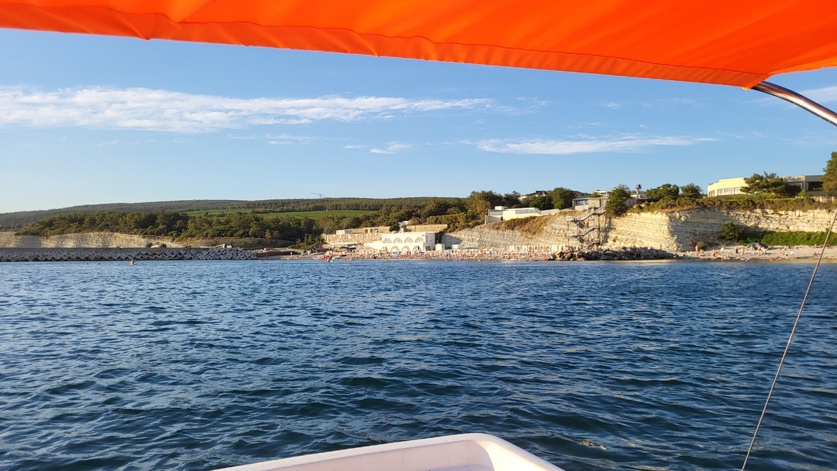 Вид на пляж с моря.