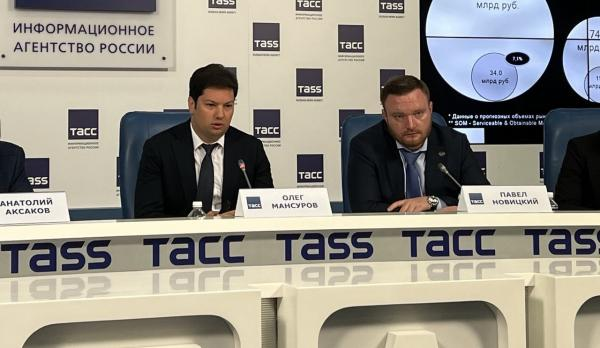 На фо­то сле­ва нап­ра­во: ос­но­ватель и ген­ди­рек­тор хол­дин­га SR Space Олег Ман­су­ров, ге­нераль­ный ди­рек­тор ИНТЦ "Аэро­кос­ми­чес­кая ин­но­вацион­ная до­лина" Па­вел Но­виц­кий