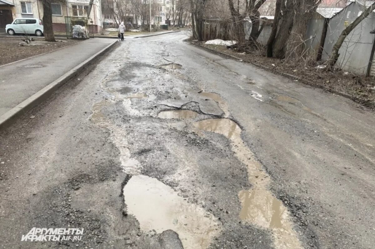    В Омске автомобиль провалился прямо в асфальт посреди проезжей части