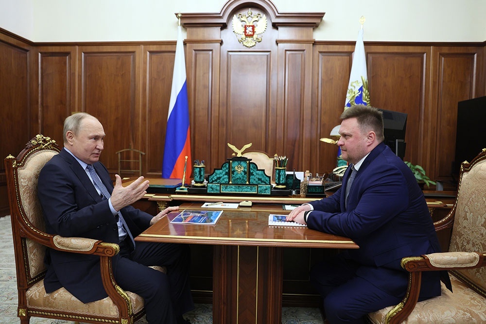 Президент РФ Владимир Путин провел в Кремле встречу с генеральным директором публичного акционерного общества "РусГидро" Виктором Хмариным. В ближайшие годы компания планирует инвестиции более чем 800 млрд рублей, из них 70 процентов придется на Дальний Восток, где проектируются две гидростанции.