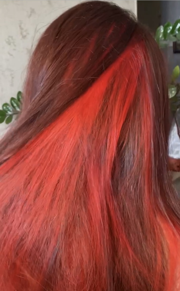 Волосы у дочки очень густые и очень длинные, почти до пояса. Скриншот сделала с видео после окрашивания волос. Внутри осветление пудрой на нескольких прядях, по всей голове окрашено безаммиачной маской, 5-6 раз помыла дочка голову и смылось все. 