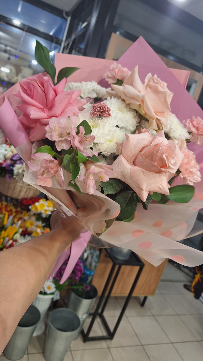 Букетик на фоне ведер 