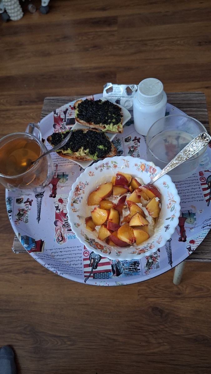 Мой завтрак творог с персиком и брускетты с авокадо и "черной" икрой. Водорослей она.