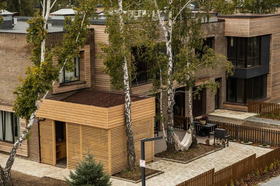 Когда дом ниже дерева, это соразмерно человеку, он более комфортно себя ощущает в такой среде