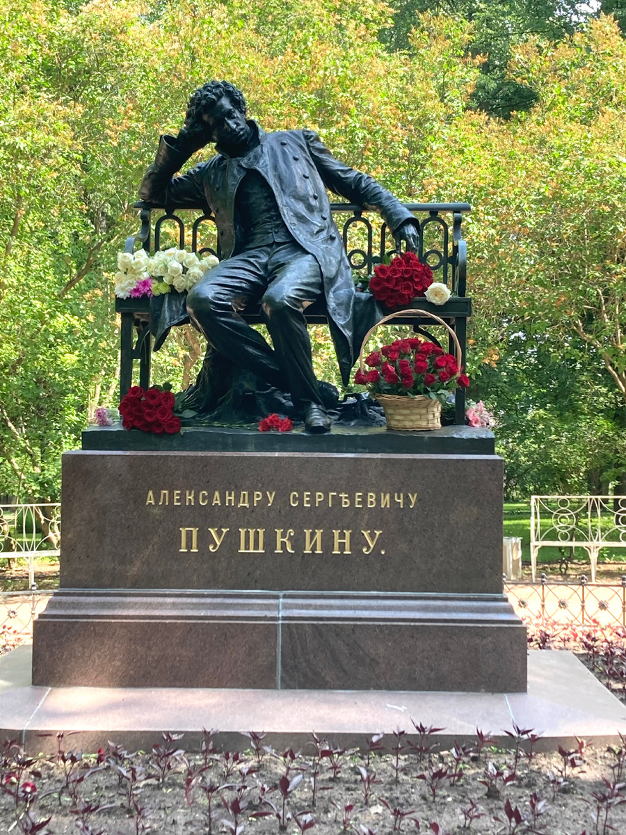 Памятник в садике у здания лицея. Фото автора. 6 июня 2025 года.