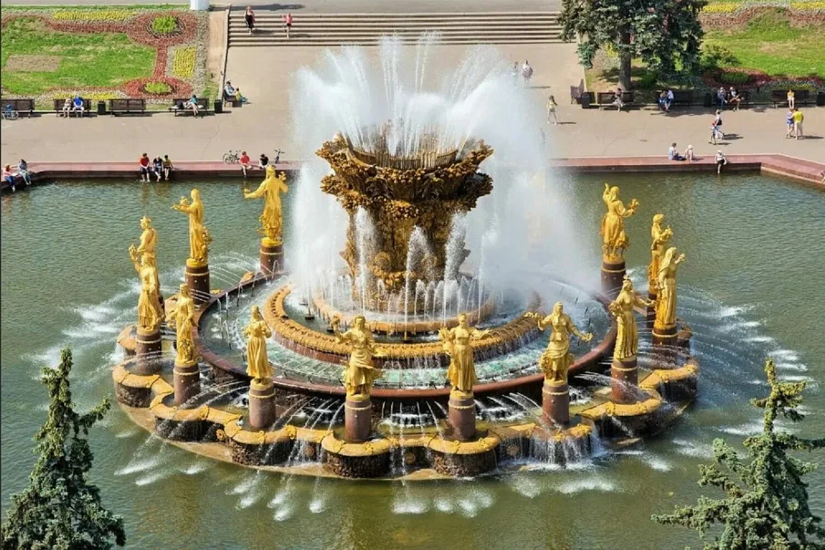 Фонтан «Дружба народов» — главный фонтан и один из основных символов ВДНХ.