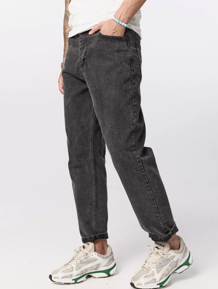 Стиль, свобода, драйв и классика- ассоциации, которые вызовут у вас брюки мужские оверсайз. Немного укороченные и зауженные к низу. Они удобные и свободные как спортивные штаны , но при этом стильные и отлично дополняют повседневный гардероб. Прямые широкие брюки не сковывают движения и позволяют гулять, танцевать, заниматься любимым хобби. В их основе 100% хлопок, поэтому хорошо пропускают воздух к коже. Универсальный цвет позволит применять серые и черные джинсовые вещи прямого кроя с манжетами из гардероба и создавать гармоничные образы. Есть еще и другие цвета .