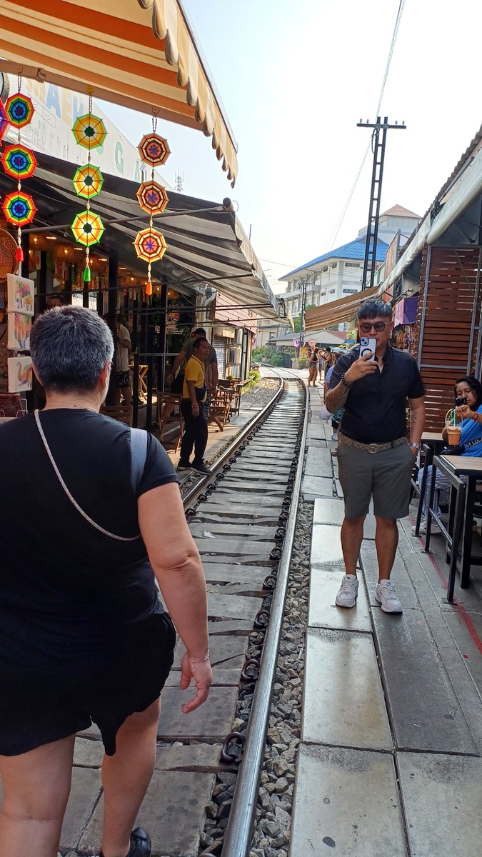 Железнодорожные пути проходят прямо по рынку