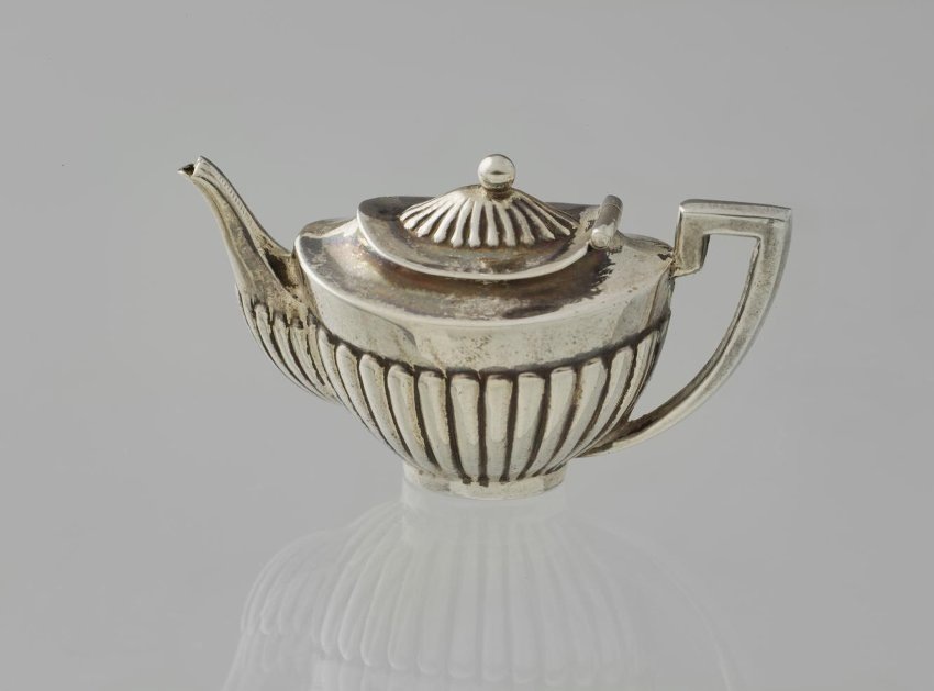Серебряный чайник, выполненный в Бирмингеме, в 1907-1908 году. Высота – 3 см. © Музеи Московского Кремля