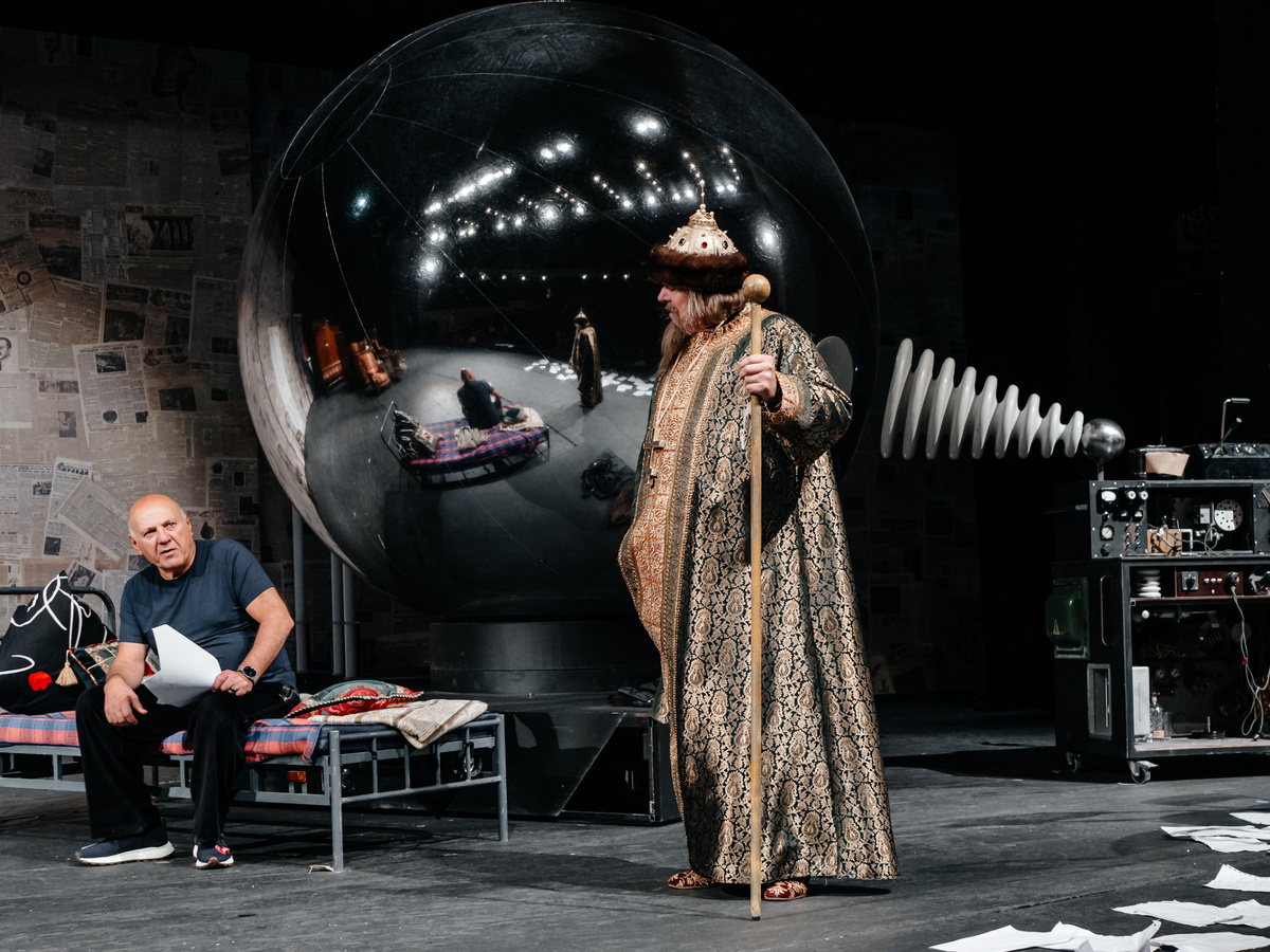 Рабочий момент. Режиссер Сергей Газаров и актер Юрий Васильев (Иоанн Грозный). Фотография предоставлена пресс-службой театра