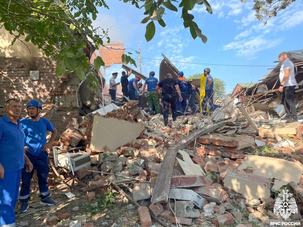    Спасатели на месте взрыва бытового газа в ТЦ в Апшеронске© Фото : ГУ МЧС России по Краснодарскому краю