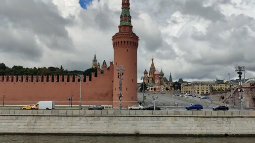 Проплывая у стен московского кремля по Москве реке на теплоходе. Речной круиз на корабле по центру Москвы. Показываю что можно увидеть