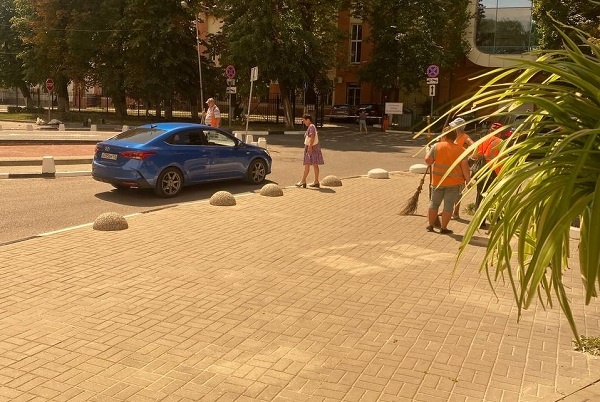    Семеро дворников готовят воронежскую улицу для делегации узбекского хокима: видео