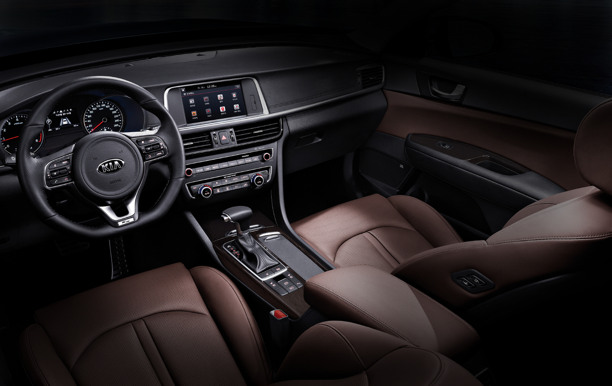 Cалон KIA K5. Фото: ikbauto.ru