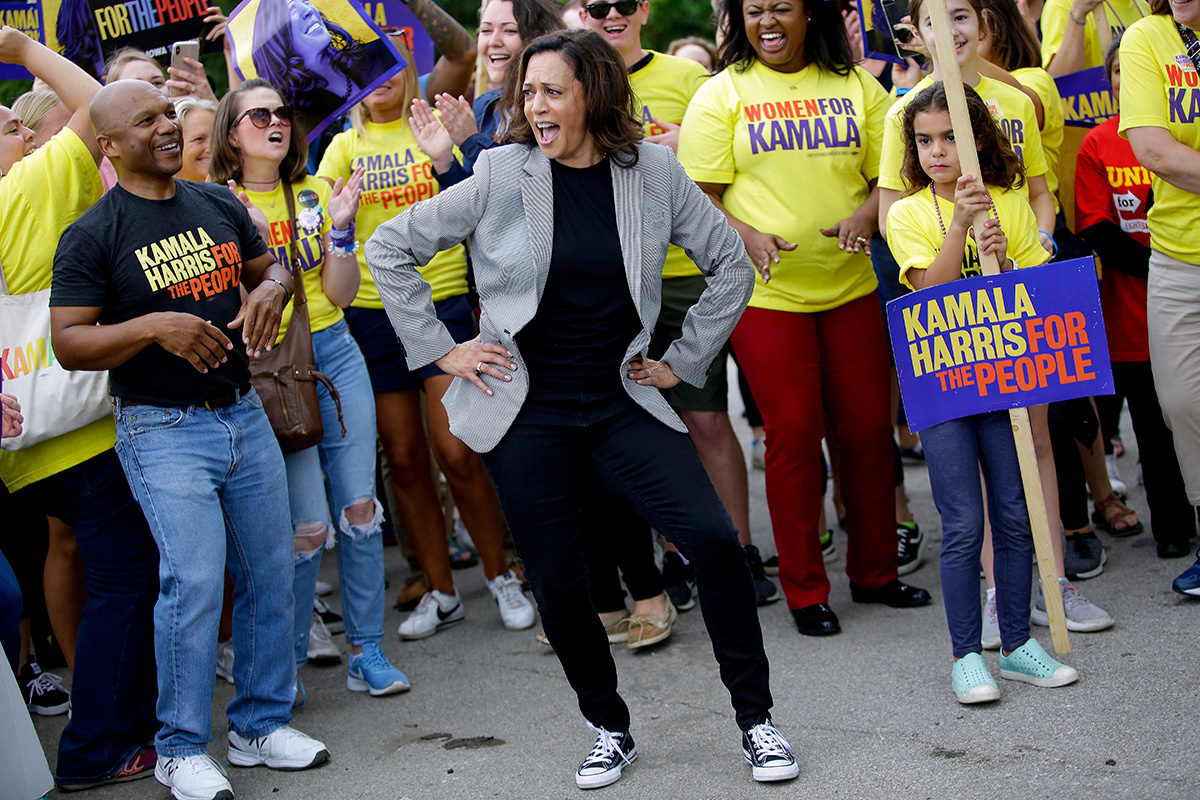 Joshua Lott / Getty Images📷Кандидат в президенты и сенатор США Камала Харрис танцует во время посещения Демократического фестиваля Polk County Steak Fry 21 сентября 2019 года в Де-Мойне, штат Айова