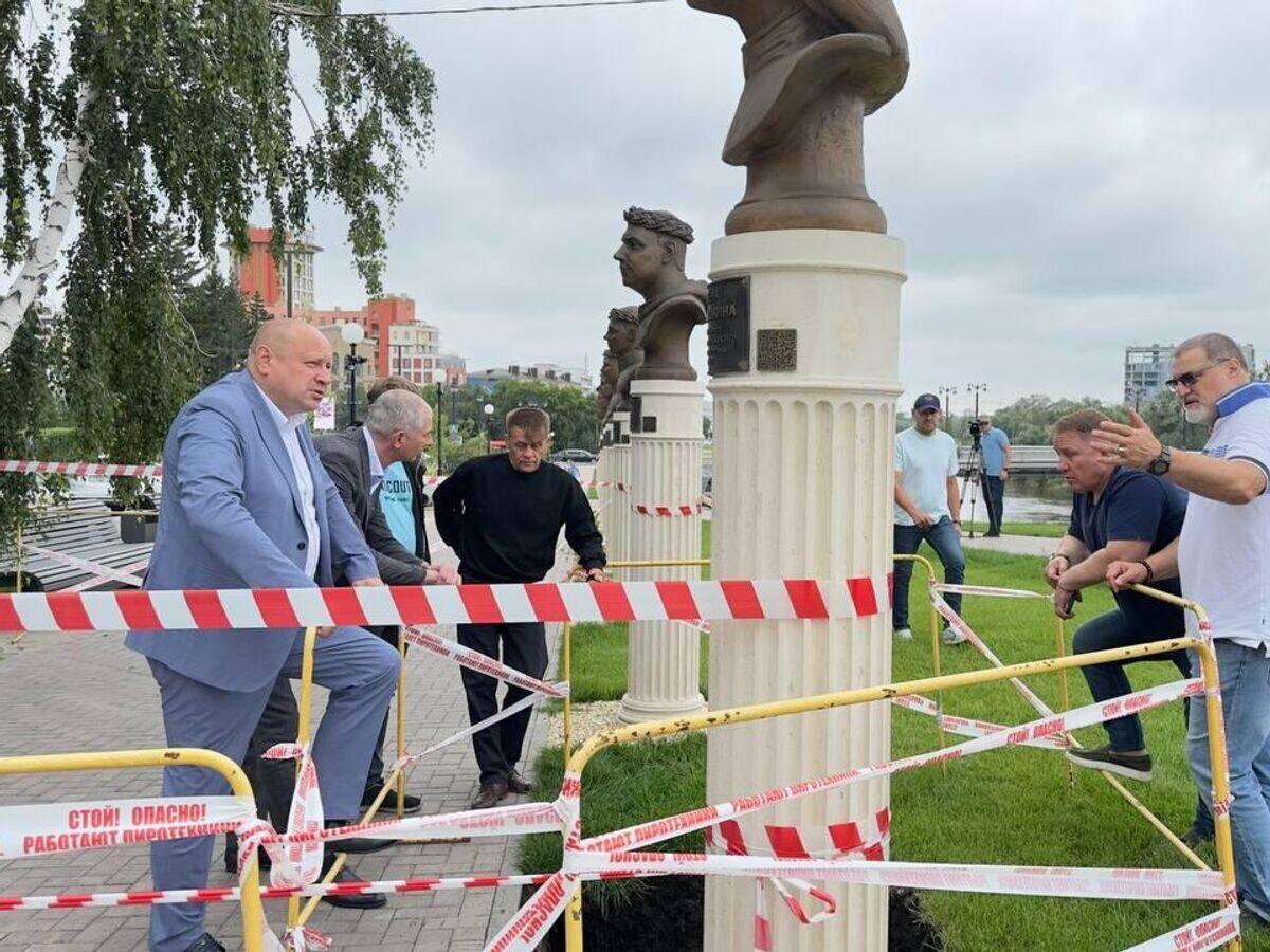    Дыра в земле на Аллее олимпийских чемпионов в центре Омска© Фото : Мэр Омска Сергей Шелест/Telegram