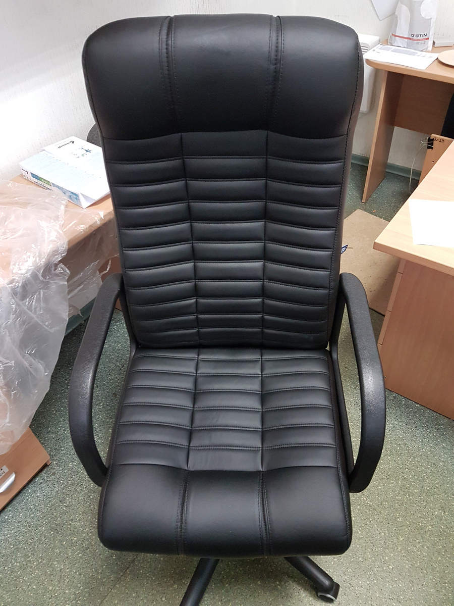 Это не герой данной статьи - это просто герой. Кресло пережило многое и до сих пор в строю.