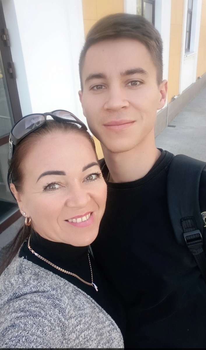 Һалдат әсәһе Бейер өсөн генә был донъяға килгәндәр бар. Үҙ тәғәйенләнешен балаһына тапшырып, халҡыбыҙҙың мәҙәни донъяһы күгендә күҙ сағылдырырлыҡ яҡты йондоҙ ҡабындырған әсәләр бар. Шундай бөйөк әсәйҙәрҙең береһе, башҡорт бейеү сәнғәтен Илнарлы итеүсе Лариса Хәтмуллина ла бар беҙҙең арала.
 
Һалдат әсәһе
Башҡортостан Республикаһының атҡаҙанған артисы Хәтмуллина Лариса Шәйнур ҡыҙы, Салауат районының Малаяҙ ауылында тыуа. Һәр ус тупрағына, һәр тамсы һыуына тиклем милли рух менән һуғарылған Баймаҡ ҡалаһында үҫеп буй етә. Балалар баҡсаһында уҡ күбәләктәй талпынып бейегән ҡыҙға ололар таң ҡалып һоҡланыр була. Музыка мәктәбендә шөғөлләнеп, мәҙәниәт йортоноң «Ирәндек» ансамблендә бейей башлаған ҡыҙ бейеүгә башкөллө ғашиҡ була. Мәктәпте тамамлағас инде, үҙенең бейеү иленән башҡа йәшәй алмаясағын аңлаған ҡыҙ Стәрлетамаҡ мәҙәни-ағартыу училищеһына уҡырға инә. Тормош иптәше менән дә ошо уҡыу йортонда танышып, донъя ҡоралар. 1999 йылда гөрләтеп туй үткәреп, йәшәй башлай йәш ғаилә. Яңы быуат ҡына түгел, яңы мең йыллыҡ башланған 2000 йылда, шул осорҙоң йәме, шатлығы һәм һағышы булыр улдары Илнар донъяға килә. Сәхнә өсөн генә яратылған йәш бейеүсе әсәйгә декрет ялында ултырырға ла ирек булмай, сабыйына туғыҙ ай тулыр-тулмаҫтан уға ижад донъяһына сумырға тура килә. Әсәй һәм атай эштә саҡта өләсәй менән ҡартатай ярҙамын да тойоп, Илнар тәпәй баҫҡанда уҡ бейергә ынтылған хәрәкәттәре менән һөйҙөрә. Ә инде үҙҙәре менән бергә алып йөрөгән саҡта, атай менән әсәйҙе генә түгел, бар артист халҡын ҡыуандырып, ауа-түнә бейеп йөрөр була. Уның көйҙө һәм ритмды тоя белеүенә таң ҡалалар. Ҙурая килә, сәхнәлә күргән бейеү хәрәкәттәрен өйҙә тулыһынса ҡабатлап бейеп йөрөй был бала. Ике йәше тулған саҡта ул инде, әсәһенән күреп, башына сынаяҡ ултыртып, атаһынан күреп, бөркөт булып бейеп бер була. Лариса сабыйының елкәһенә кофтаһының өҫкө төймәһен генә элеп, елән итеп һалып бирә, һәм, ҡылыс итеп ҡулына тотоп алған бысаҡты ипләп кенә таяҡҡа алыштырып тотторһа, Илнар бөркөттөң үҙе булып ҡанатланып, осоп йөрөп бейергә тотона.
«Ҙур сәхнәгә сыҡҡанда Илнарға өс йәш ине. Сибай ҡалаһында уның атаһы менән бейеүе концерттың иң илаһи өлөшө булды. Унан инде Өфө сәхнәләрен яуларға йүнәлдек. Дүрт йәше тулыр-тулмаҫ көйө, ул үҙендә шул тиклем яуаплылыҡ тойҙо. Уға иҫ киткес матур костюм тектерҙеләр. Аҡназарова Гөлназ Вәкил ҡыҙы концерт алдынан уға оло кешеләргә кәңәш биргәндәй тиң күреп кәңәш итте: «Илнар балаҡай, һин костюмыңды кешегә күрһәтеп йөрөмә, бына һеҙҙең номер килеп еткәс, атайың менән сығып бейерһең». Балаҡайым шулай өлкәндәрсә сабыр ғына, унда-бында күренеп, ҡыҫтырылып йөрөмәй генә сәхнә артында үҙ сығышын көткәнен һоҡланып, ҡыуанып күҙәтә инем. Уның шул тиклем сәхнә тормошон аңлап һәм яуаплылыҡ менән ҡабул иткәненә күңелем тулып таң ҡала инем», – тип һөйләй Лариса Шәйнур ҡыҙы.
Беренсе класҡа барғанда ул инде халыҡ һөйөүен яулаған ысын бейеүсе булып формалашып бөткән була. Бейеү менән бергә, ҡурай буйынса ла үҙен үҫтерергә теләге булған малайға ҡаршы килмәгән ата-әсә Илнарҙы ҡурай класына ла яҙҙыра. Әммә тиҙҙән уҡытыусыһы шылтырата: «Илнар дәрестәргә йөрөмәй...»
– Нисек инде, йөрөмәй? Ул бит ҡурайға тип китә?!
– Бына шулай, йөрөмәй...
Ә хәл былай була: ҡурай дәресенең тәнәфестәре ваҡытында ошо уҡ бинала шөғөлләнеүсе бейеүселәрҙе ҡарарға йүгерә икән малай. Һәм шуларға ҡарап донъяһын онота икән. Уҡытыусы Сания Салауат ҡыҙы йотлоғоп күҙәтеүсе баланы күреп, бейергә саҡыра. Малайҙың бейеү ҡанатлы күңеле ана шулай үҙ юлын табып, ата-әсәнең ҡарар ҡабул иткәнен көтмәй, бейеүселәр сафына баҫа. Етенсе класты тамамлағансы ошо коллективта бейеп, ҡулына бейеүсе тигән таныҡлыҡ ала Илнар.
Һигеҙенсе класҡа барырға ваҡыт еткәс, Илнарға Рудольф Нуриев исемендәге хореография училищеһына барырға тәҡдим итәләр. Донъя кимәлендәге, уҡыуы бик ауыр булған был уҡыу йортона малайҙы бер һүҙһеҙ алалар, хатта имтихан өсөн әҙерләгән бейеүен дә ҡарап бөтмәйҙәр. Ике йыл буйы бер туҡтауһыҙ гимнастика, һуҙылыу-тартылыу талап иткән бейеү хәрәкәттәре һәм күнегеүҙәр осоронда Илнарҙың тубығы бик ныҡ йәрәхәтләнә, бөгөлмәй ҙә, яҙылмай ҙа башлай. Яҙмышы операция өҫтәленә, унан һуң бик оҙаҡ реабилитацияға алып барып бәйләй малайҙы. Ата менән әсә кәңәшләшеп, йәш организмды бысаҡ аҫтына һалмай, халыҡ дауалаусылары шифаһы менән дауалауға өлгәшә. Шулай ҙа тубыҡты бик оҙаҡ һаҡлап ҡына йөрөргә кәңәш ителә. Һыҙланыуҙар үҙәгенә үткән Илнар бейеүҙе ҡалдырып торорға кәрәк икәнен үҙе лә аңлай. Туғыҙынсы класты тамамлағас, егет кешегә етмеш төрлө һөнәр ҙә аҙ, тигән мәҡәлде тотоп, Илнар автомеханик һөнәрен үҙләштерергә була. Уҡыу йортон һәр йәһәттән күтәрмәләп, бөтә сараларҙа ҡатнашып, уны ҡыҙыл дипломға тамамлай. 17 генә йәшлек һәләтле студентты Сибай филармонияһына эшкә саҡыралар. Тырыш егет уҡыу менән эште лә бергә уңышлы алып бара ала. Әрме сафында хеҙмәт итеп ҡайтҡас та ошо туған коллективында эшен дауам итә. Шул уҡ яҙҙа мөхәббәтен – Бөрйән районы ҡыҙы Фидәлиәне табып, өйләнешәләр. Йәйҙең матур көндәрендә фатир алып ҡыуанышып йөрөгән йәш ғаиләнең бәхетен селпәрәмә килтереп, көҙгөлөккә мобилиция иғлан ителгәс, Илнар яу ҡырына китә. Илебеҙ тыныслығы, кескенә балаҡайы Асландың матур киләсәге өсөн һәләк булған бейеүсе егетте юғалтыуҙы башҡорт мәҙәниәте донъяһы ер-һыу илап ҡабул итте...
Илнар Хәтмуллин халҡын ныҡ яратты, күңел хазинаһының тамсыһын да ҡалдырмай кешеләргә таратып йәшәне. Бәлки, шуға ла, уны юғалтыу ҡайтауазы шулай көслө булғандыр.
Күңел ҡанатына ҡеүәт өҫтәр өсөн Лариса Шәйнур ҡыҙы яугир улын ҡулынан килгәнсә күтәрмәләп оҙата: Балаҡайым, һин иҫән-һау әйләнеп ҡайтырға тейешһең, һине беҙ генә түгел, халҡың көтә, һине сәхнәң көтә. Ҙур майҙандарҙа һин атайың, улың менән дә бейергә тейешһең!
Яҡты эҙ ҡалдырып, атылып һүнгән йондоҙ кеүек, Аллаһы Тәғәлә тарафынан бирелгән ҡыҫҡа ғына ғүмерендә ул барыһын да эшләп өлгөрә, өй төҙөй, ағастар ултырта, дауамы итеп улын ҡалдыра...
Тыуған йортондай күргән Сибай филармонияһының бейеү залына Илнар Хәтмуллин исеме бирелә.
Бейеү илендә аҡҡоштай йөҙөп йәшәүсе ғорур, көслө ҡатын Лариса Шәйнур ҡыҙы егерме өс йыл туған мөхитенә әйләнгән Сибай филармонияһында халҡына хеҙмәт итә. Халыҡ яратҡан бейеүсегә Башҡортостан Республикаһының атҡаҙанған артисы исеме бирелде. Йәш кенә килен балаҡайы Фидәлиәгә, атай наҙын да тойоп өлгөрмәгән ейәне Асланға, ҡыҙы Алинаға терәк һәм таяныс булып йәшәргә көс таба ала әсәй кеше. Әсе тормош һынауҙарын күп үтергә тура килһә лә, эсендә дөрләгән ут-ялҡын менән әйләнә-тирәһендәге яҡындарын, коллегаларын, аралашҡан кешеләрен көйҙөрмәҫлек, көйрәтмәҫлек күңел йылыһы таратып йәшәй. Әсә мөхәббәтенең ҡеүәтенә, ҡатын-ҡыҙҙың гүзәл көсөнә бер матур үрнәк ул, һалдат әсәһе Лариса Хәтмуллина.
Миләүшә Ҡыҙрасова
