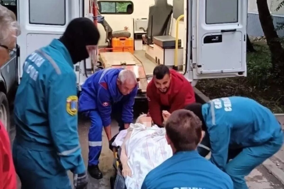    Ульяновские спасатели помогли медикам донести пациентку до кареты скорой