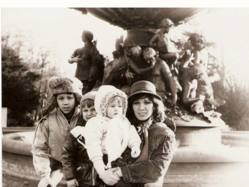 Ирина в детстве с мамой и братьями