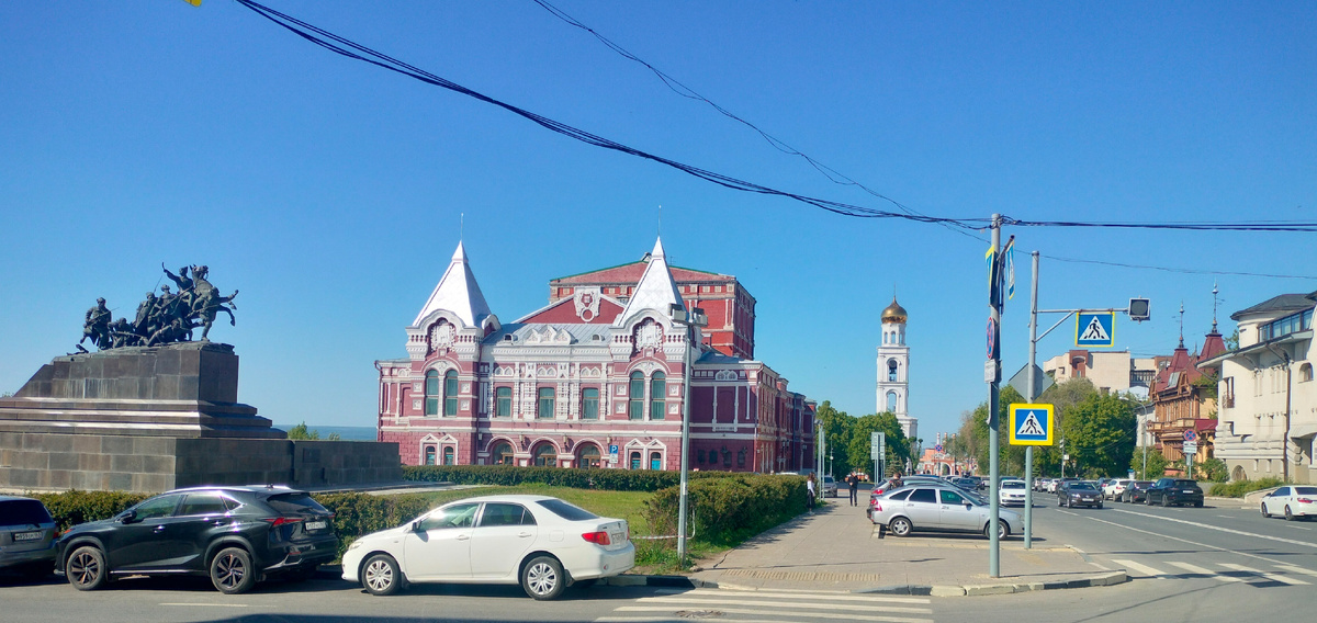 Фото автора. Выйдя из квартиры и повернув налево, как раз выходим на эту площадь. 