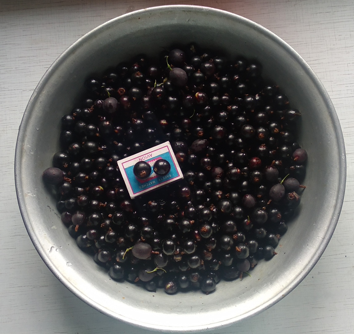 Немного черного крыжовника еще добавила