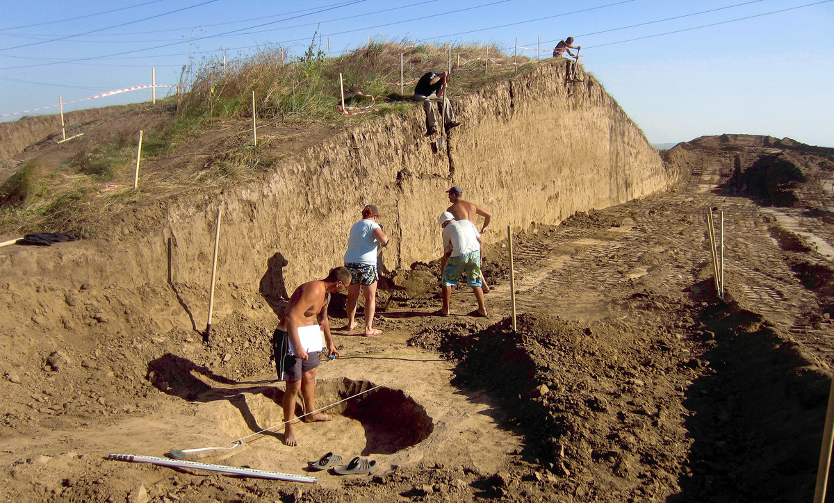 Рабочий момент раскопок кургана. Вид с СЗ. Фото из отчета экспедиции.