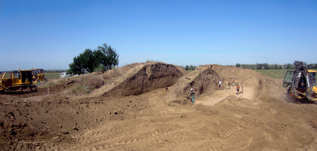 Рабочий момент раскопок кургана. Вид с ЮВ. Фото из отчета экспедиции.