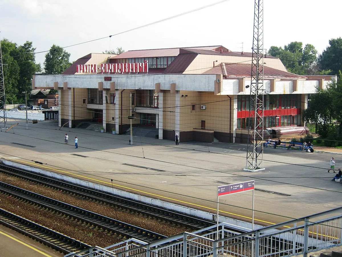 Иркутск-Сортировочный. Фото с сайта https://ru.m.wikipedia.org/wiki/Файл:Иркутск-сортировочный_(здание_вокзала).jpg