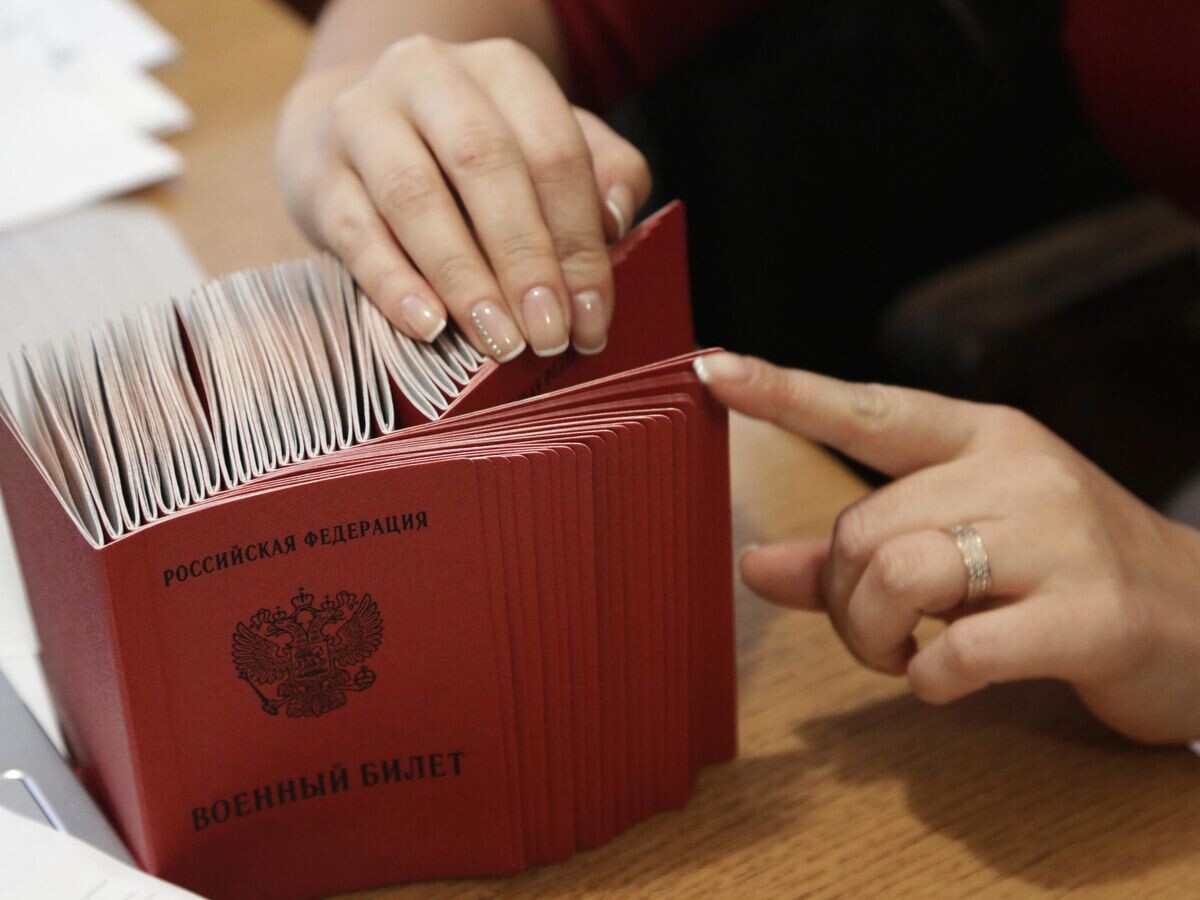    Военные билеты на сборном призывном пункте в Симферополе© РИА Новости / Макс Ветров
