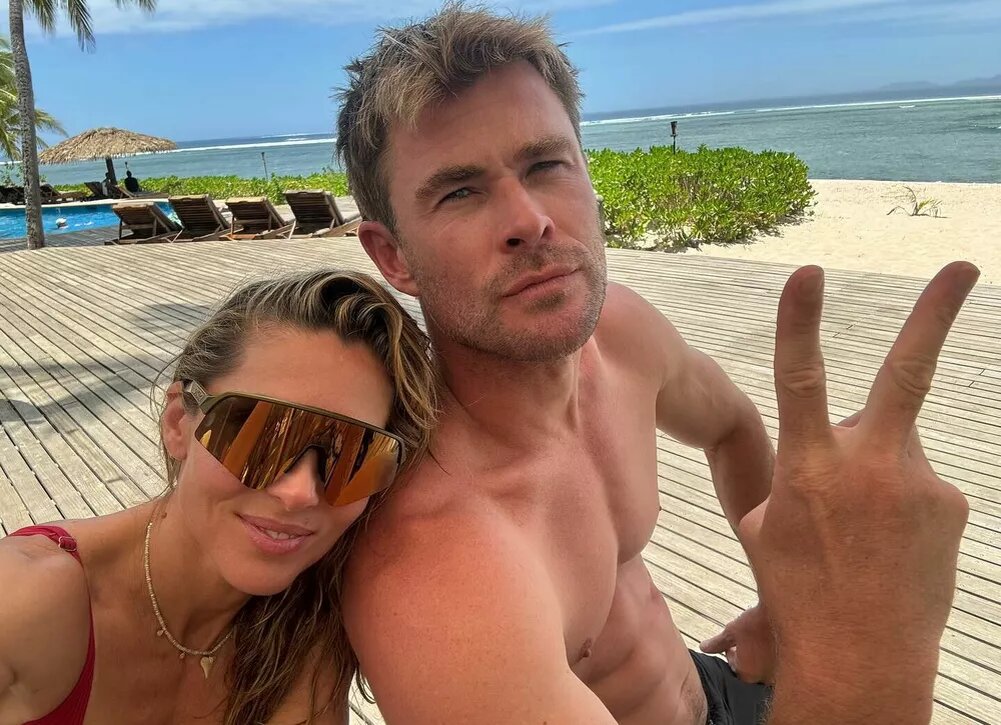    Крис Хемсворт выложил редкое фото детей-близнецов