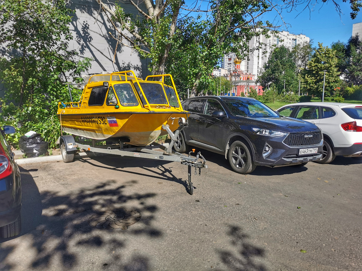 И снова водный транспорт в безводной Марьиной Роще. К сожалению, уточнить точную модель катера не могу - не хватает моих познаний. Поэтому буду очень рад помощи, пишите в комментариях. Марьина Роща, 12-й проезд Марьиной Рощи.