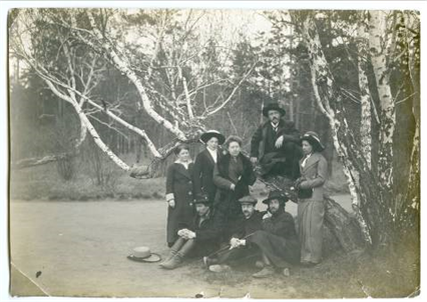 В городском саду в Красноярске. 1914 г. На дереве сидит А.Р. Шнейдер. На земле сидят Д.И. Каратанов, А.Я. Тугаринов и Н.А. Пикулевич. Из фондов КККМ. Фото А.П. Ермолаева.