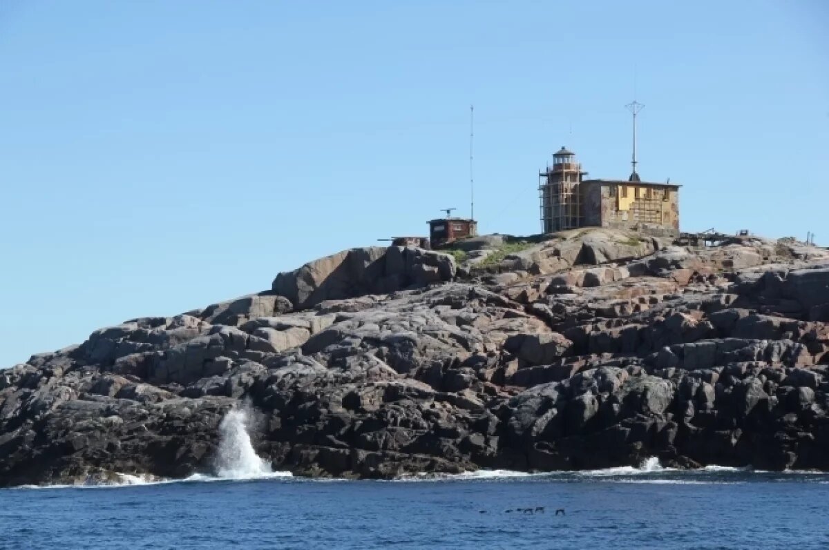    Угадать в облике неказистого двухэтажного здания маяк можно разве что по круглому куполу — возможно, это разочарование для тех, кто ожидал увидеть высокую красно-белую башню с парадных открыток.