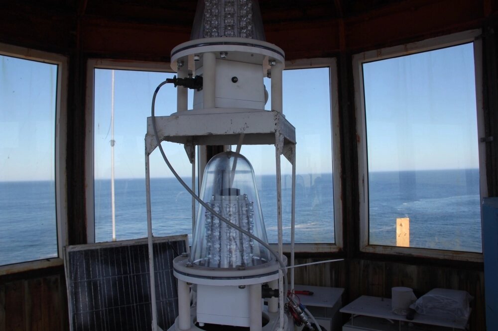    Огонь маяка виден за 18 миль, он автономный, светит и днём и ночью. Фото:  АиФ/ Анастасия Яконюк